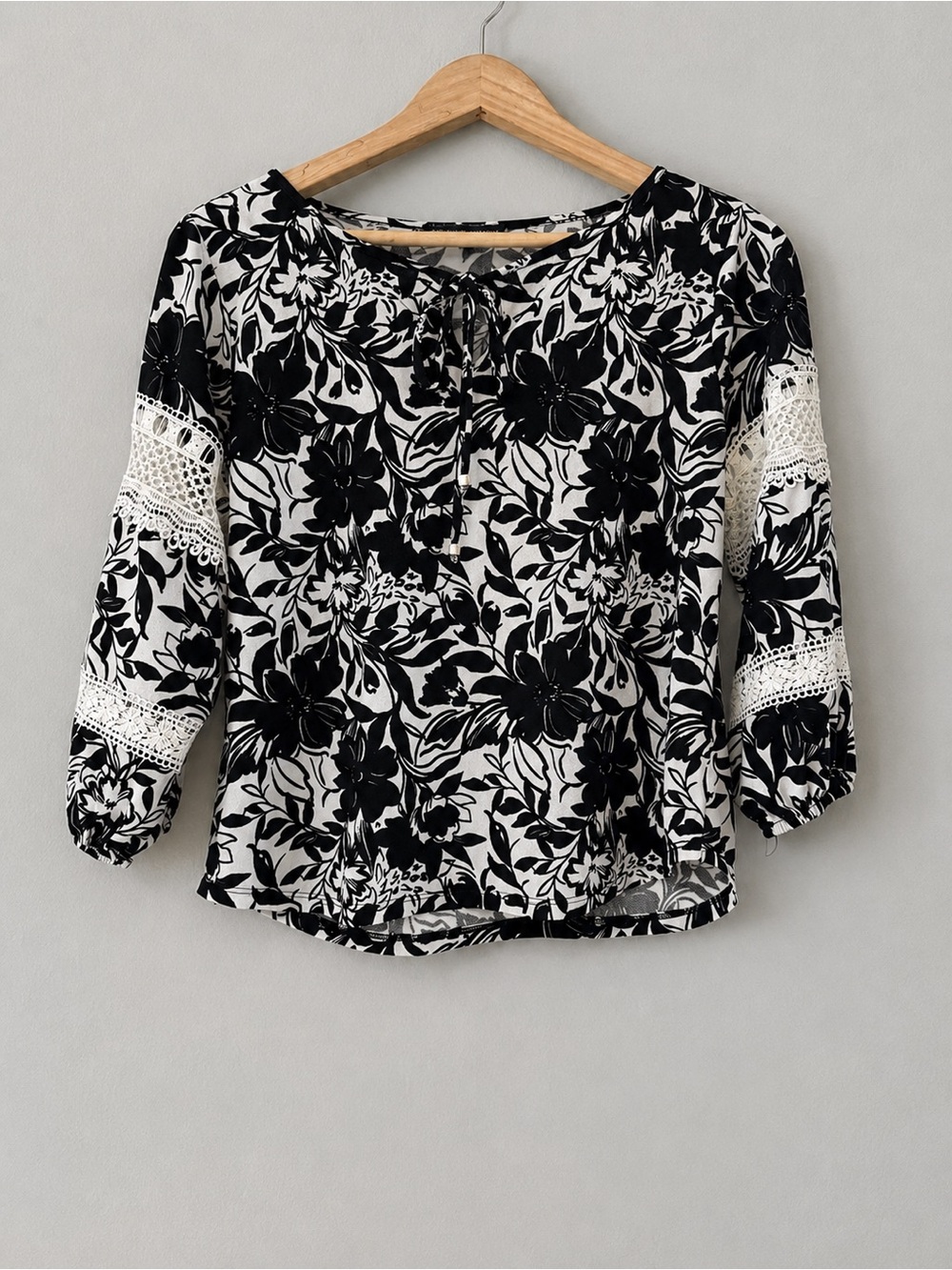 Adrienne Vittadini Women’s Medium Black White Floral Blouse Lace 3/4 Sleeve Boho